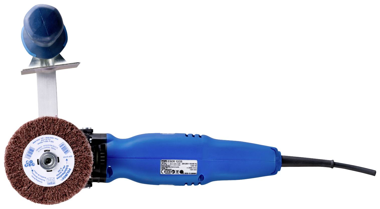 Un meuleuse d'angle bleue avec un accessoire de polissage installé, prête pour le travail des métaux. Poignée en caoutchouc et câble électrique visibles.
