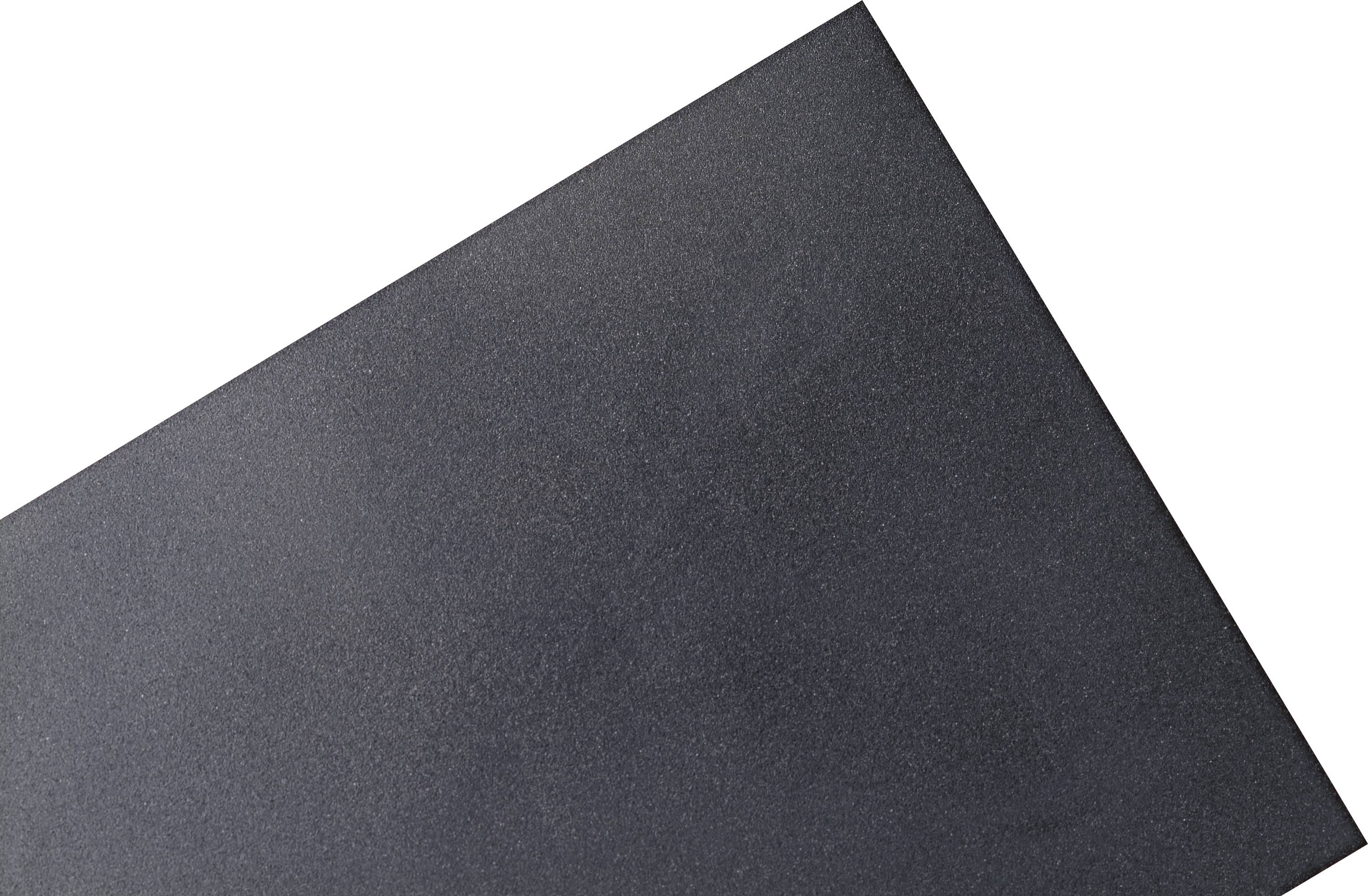 Une feuille rectangulaire et plane de papier de verre noir, positionnée en diagonale, révélant sa texture rugueuse destinée à lisser des surfaces.