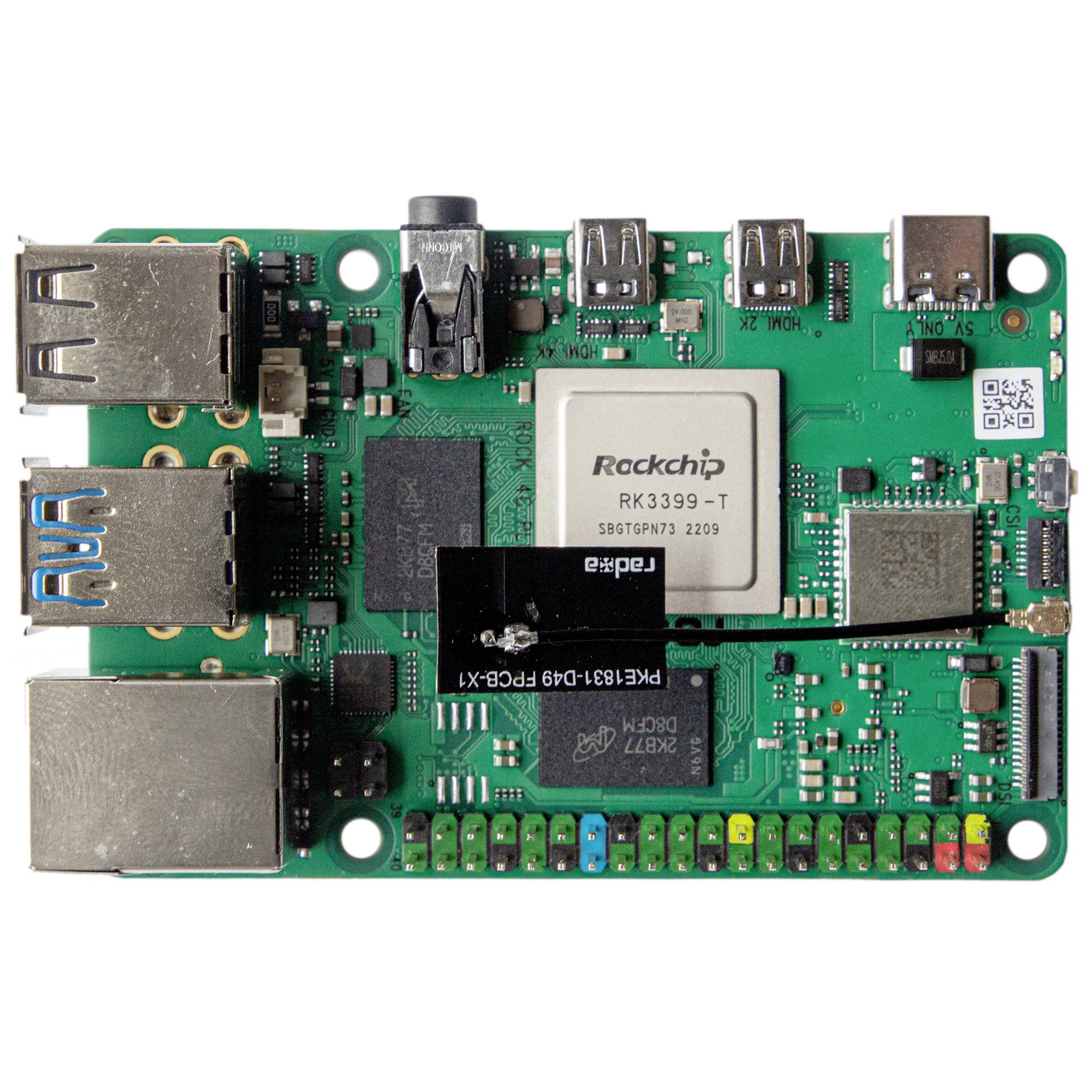 Un module de carte de circuit imprimé vert avec plusieurs ports USB, un processeur Rockchip et d'autres composants électroniques.