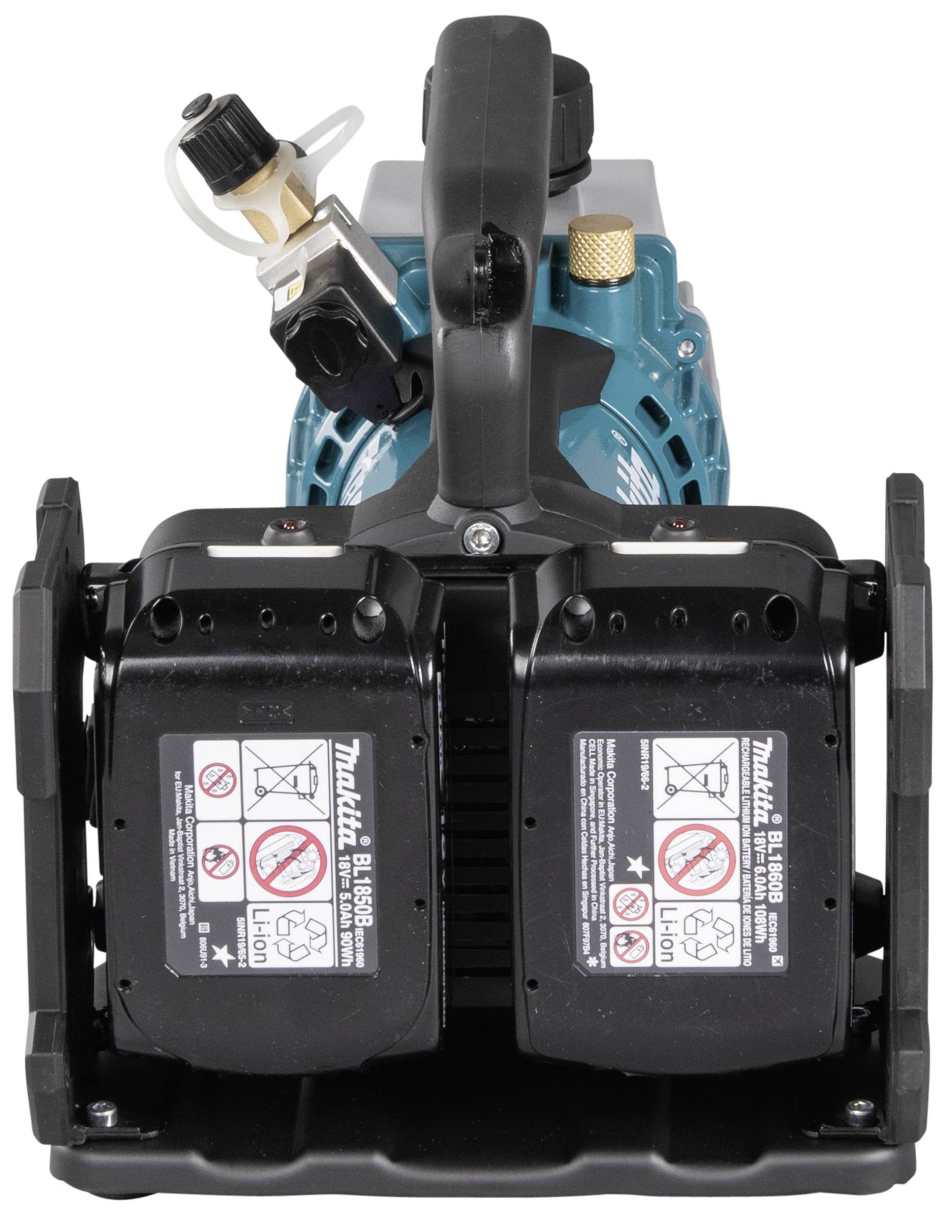 Vue de face d'une pompe électrique portable bleu foncé avec deux batteries noires amovibles. Une poignée est située sur le dessus de l'appareil.