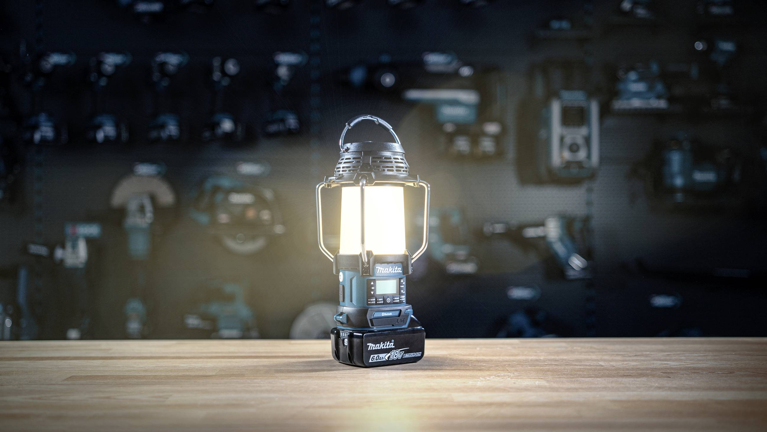 Makita DMR056 Radio sans fil FM, AM, DAB+ avec lanterne