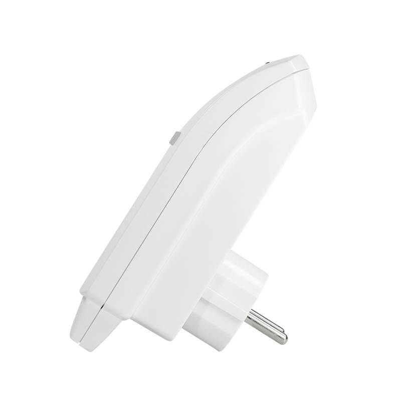 Vue latérale d'un appareil électrique blanc avec une fiche européenne. L'appareil est fin et adapté aux prises murales.