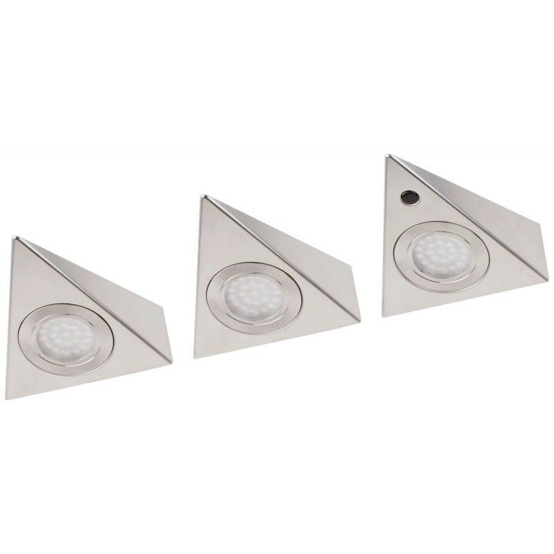 Trois appliques LED triangulaires en métal argenté. Chaque luminaire dispose d'une source lumineuse centrale ronde au design moderne.