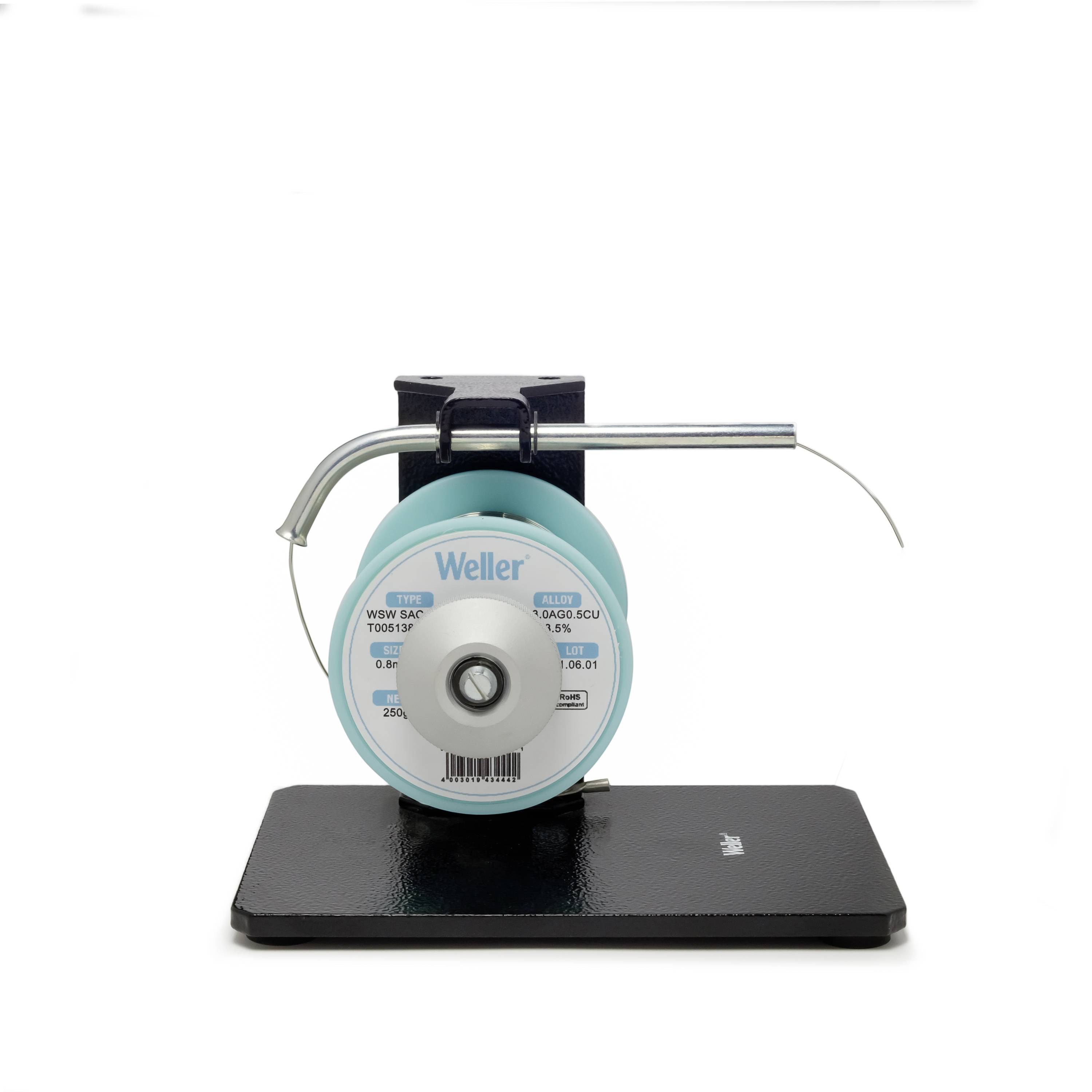 Bobine de fil à souder sur un support noir, prête à être utilisée. Nom de marque 'Weller' visible sur la bobine.