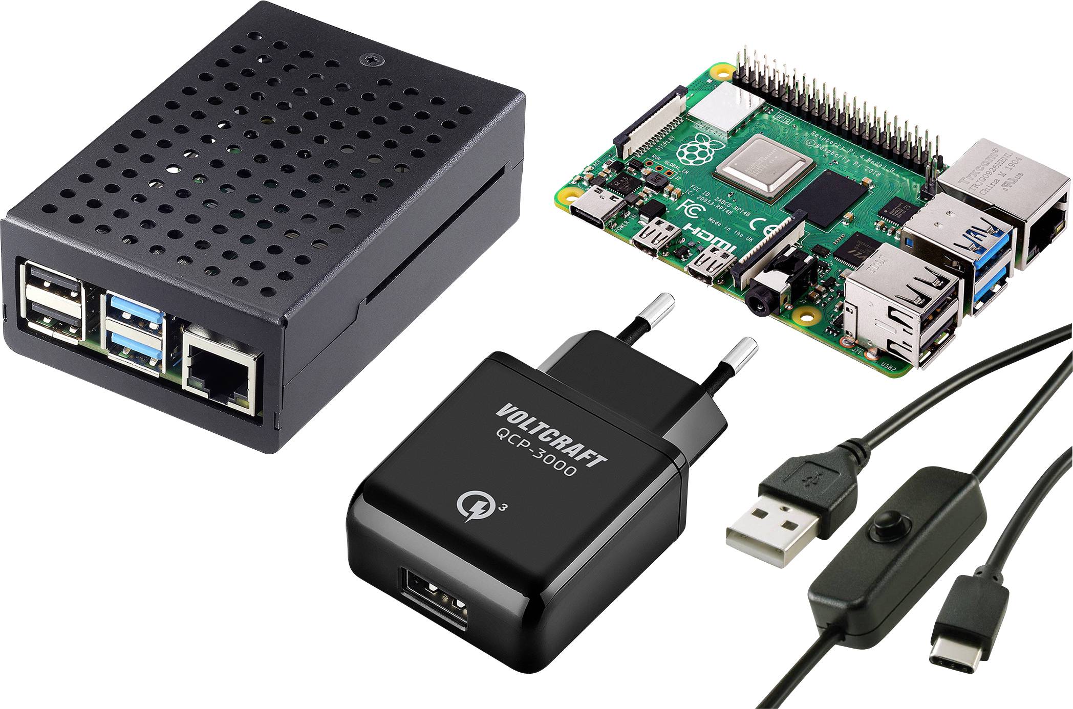 Carte Raspberry Pi avec boîtier ventilé noir, chargeur USB et câble d'alimentation USB en accessoires présentés sur un fond blanc.