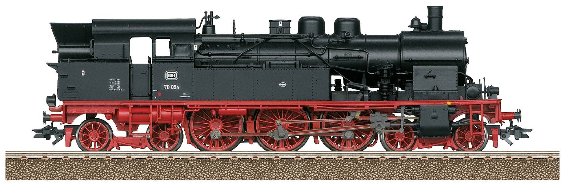 Locomotive à vapeur noire avec des roues rouges sur une voie ferrée, vue latérale. Locomotive avec plusieurs roues et cabine de conduite fermée à l'arrière.