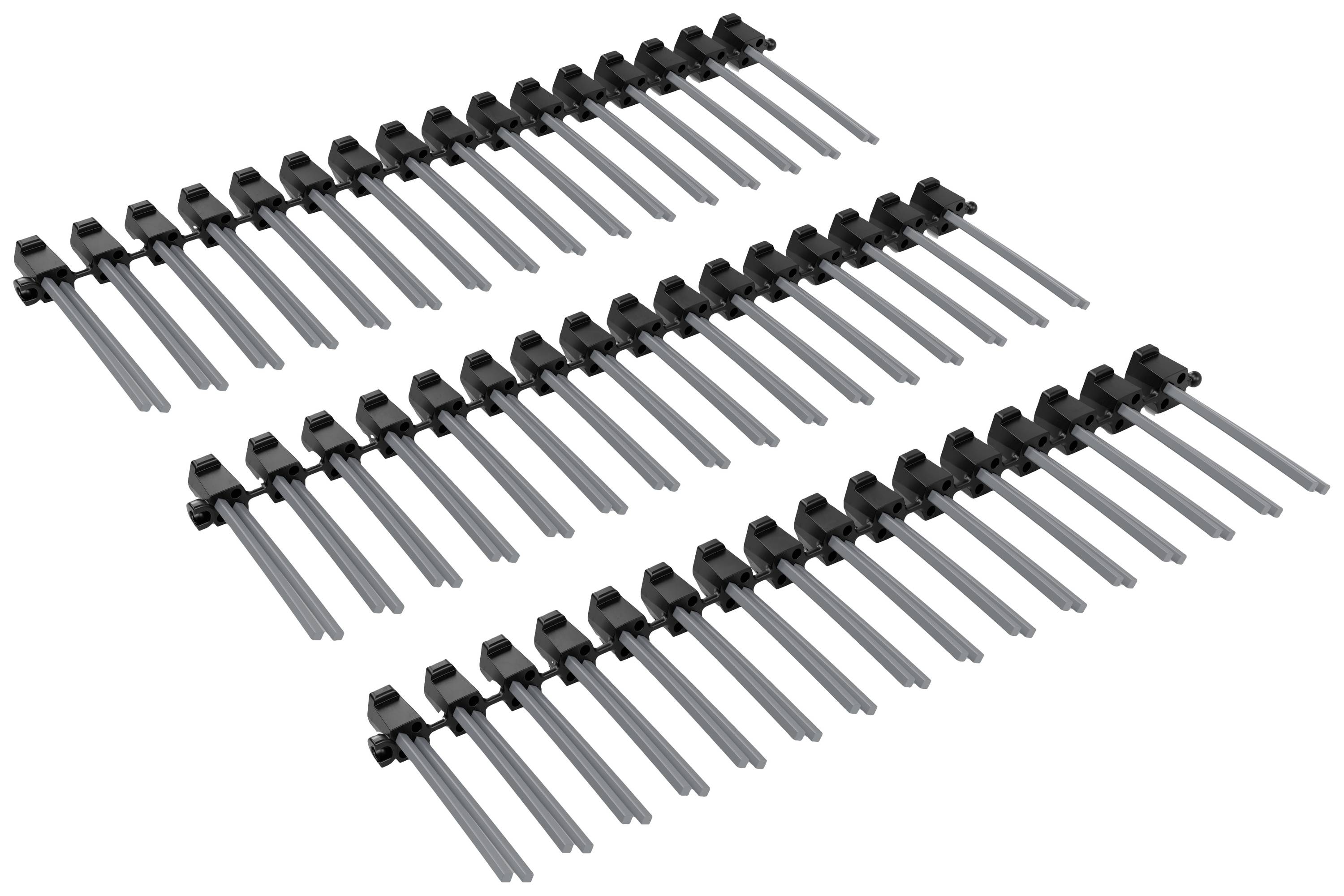 Trois rangées de grilles de protection contre la neige en plastique noir, disposées parallèlement. Chaque grille comporte plusieurs barres verticales.