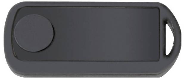 Un porte-clés noir rectangulaire avec un bouton rond à gauche et un trou de fixation sur le côté droit.