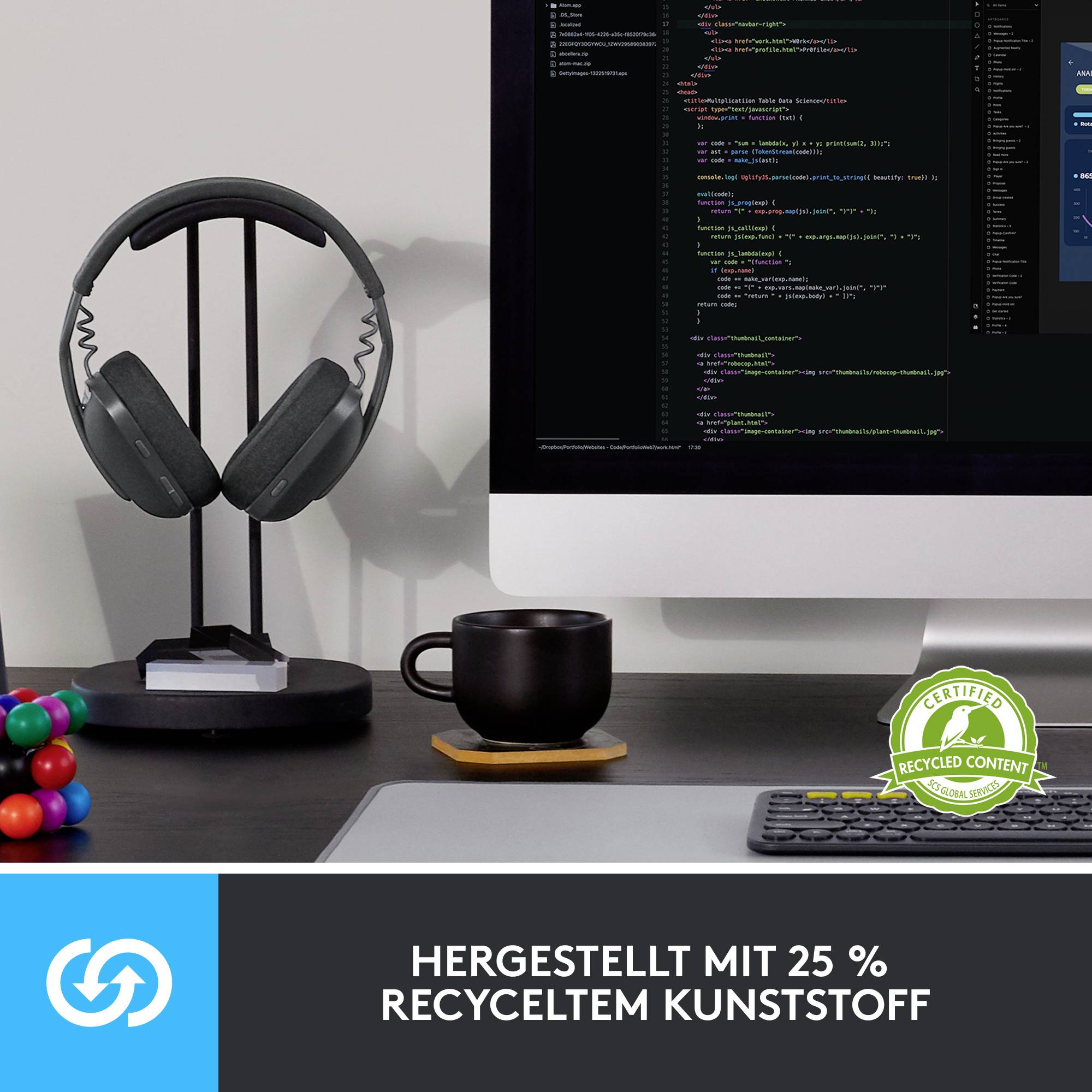 Un poste de travail informatique avec des écouteurs et un écran affichant du code de programme. Un sceau 'Contenu recyclé certifié' est visible. Texte en bas : 'Fabriqué avec 25 % de plastique recyclé'.