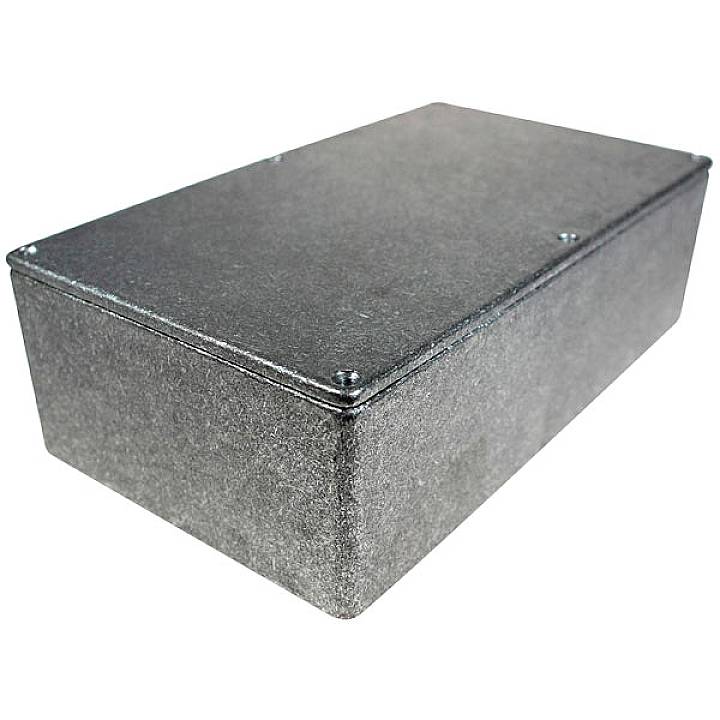 Boîtier rectangulaire en métal gris argenté à surface lisse et coins arrondis. Il présente des vis aux angles.