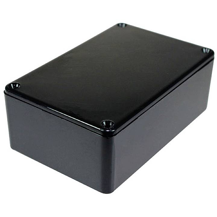 Un boîtier rectangulaire noir utilisé pour des appareils électroniques. Surface lisse avec quatre vis aux angles.