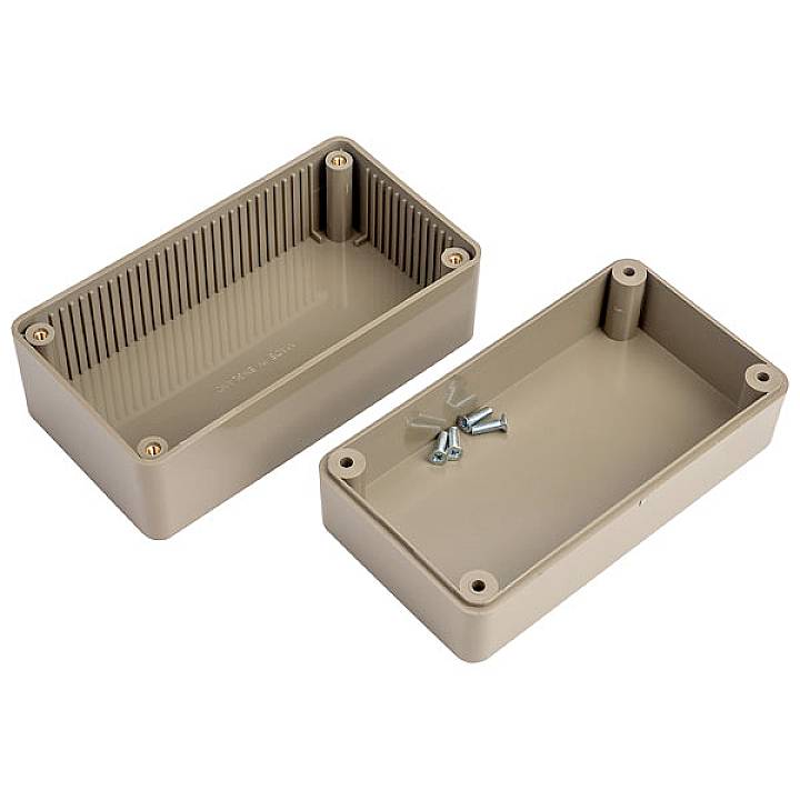 Boîtier en plastique marron avec couvercle ouvert, vis apparentes. Forme rectangulaire, adapté pour des composants électriques ou des connexions.