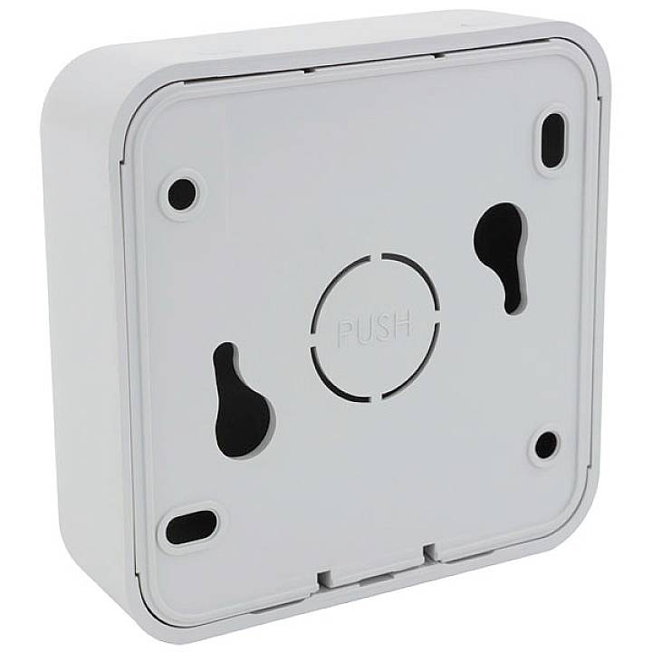 Un couvercle en plastique blanc pour une prise murale avec quatre points de fixation et l'inscription 'PUSH' au centre.