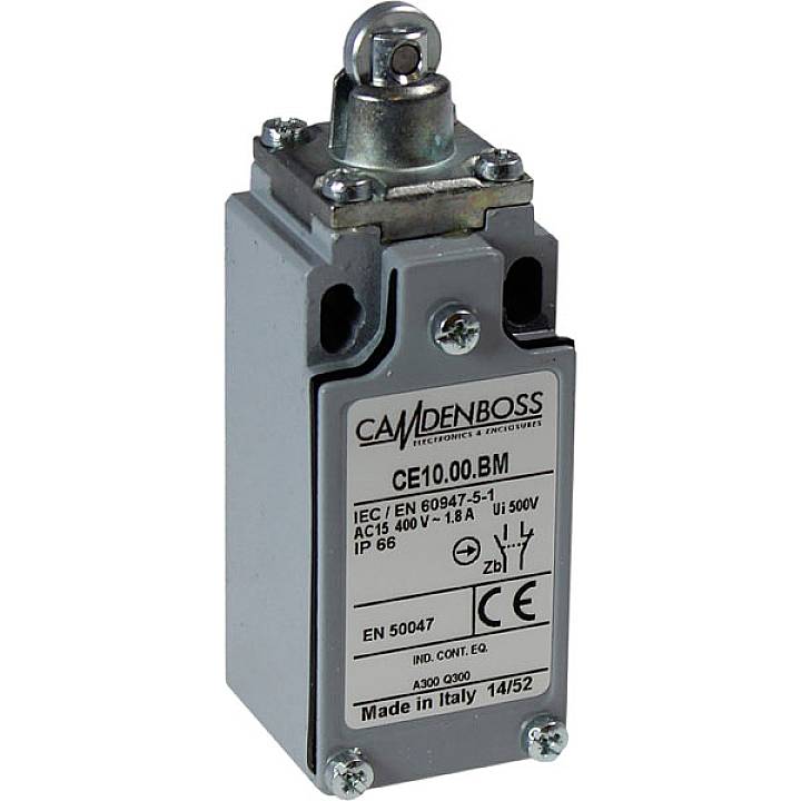 Un interrupteur de fin de course gris de CamdenBoss avec marquage CE, modèle CE10.00.BM, pour 400 V, 1,8 A, IP66, conformément à la norme IEC/EN 60947-5-1.