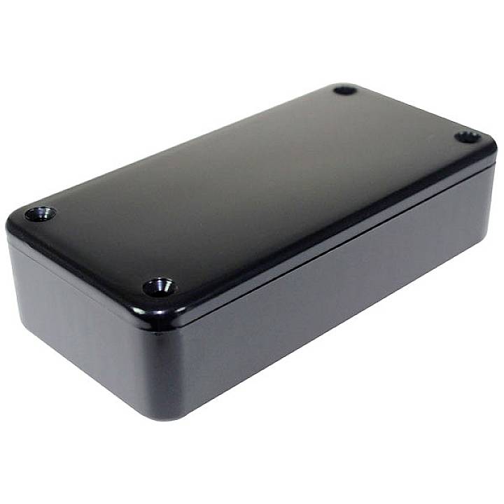 Boîte rectangulaire noire en métal avec des coins arrondis et quatre trous de fixation, adaptée comme boîtier pour composants électroniques.