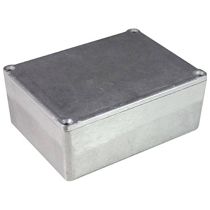 Boîtier métallique argenté rectangulaire avec quatre petites vis dans les coins.