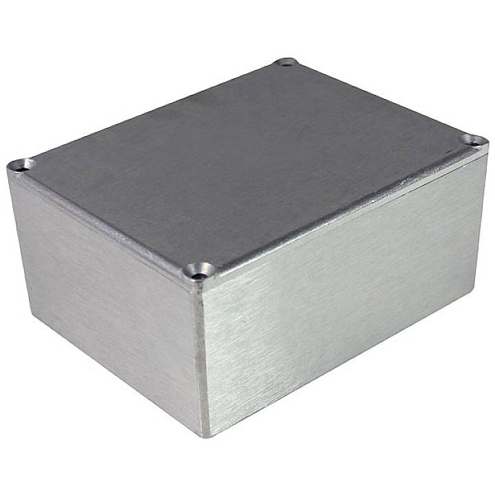 Un boîtier métallique rectangulaire aux angles arrondis, destiné à protéger potentiellement un composant électrique ou un appareil.
