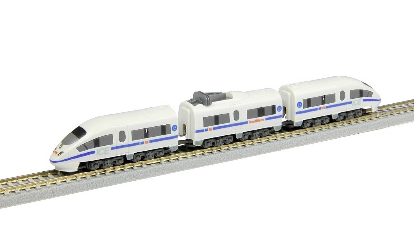 Un train blanc modèle avec des bandes bleues, composé de trois voitures, circule sur un rail surélevé. Le train est identifié comme un ICE.