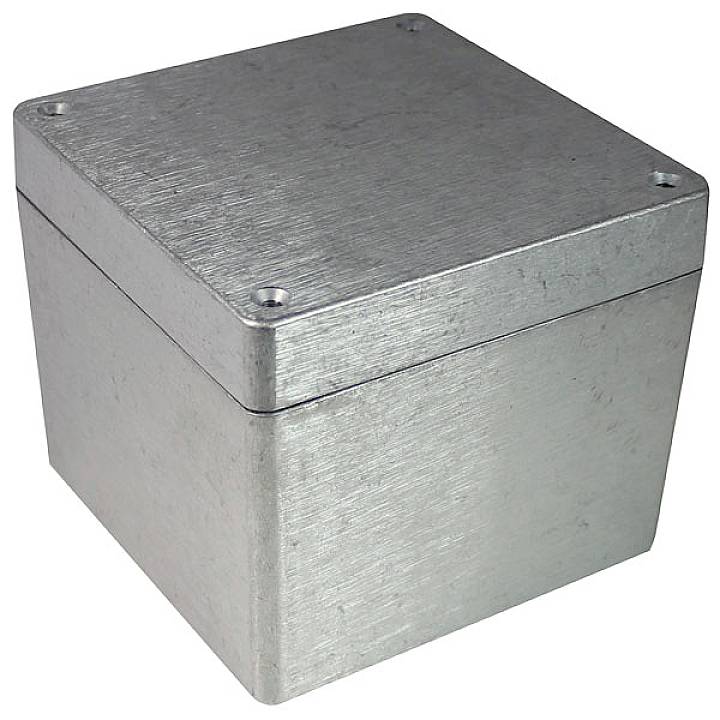Un boîtier métallique argenté, de forme carrée avec des coins arrondis et un couvercle amovible, souvent utilisé pour le montage de composants électroniques.