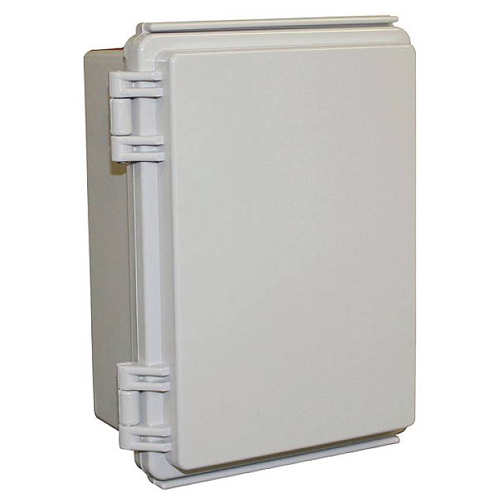 Un boîtier de commande rectangulaire, gris, résistant aux intempéries, en plastique, avec des charnières et des fermetures sur le côté.