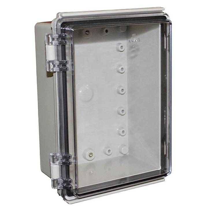 Boîtier en plastique transparent et résistant aux intempéries, équipé de charnières, destiné à protéger les composants électriques utilisés en extérieur.