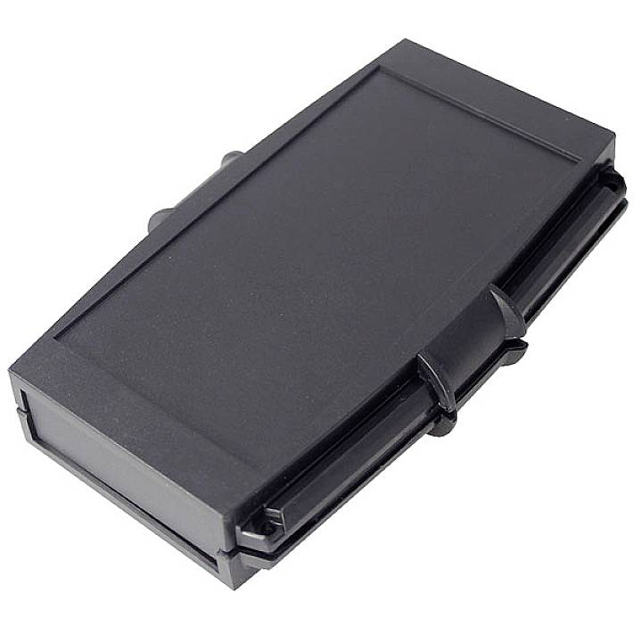 Un boîtier USB noir et rectangulaire. Il présente des angles arrondis et est conçu pour accueillir des composants électroniques.
