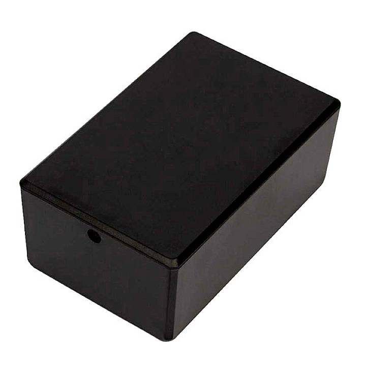 Un boîtier rectangulaire en plastique noir lisse aux angles arrondis. Adapté pour les appareils électroniques ou les projets.