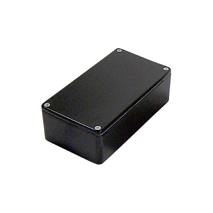 Un boîtier rectangulaire en plastique noir avec un couvercle amovible, fixé par quatre vis aux coins, destiné aux composants électroniques.