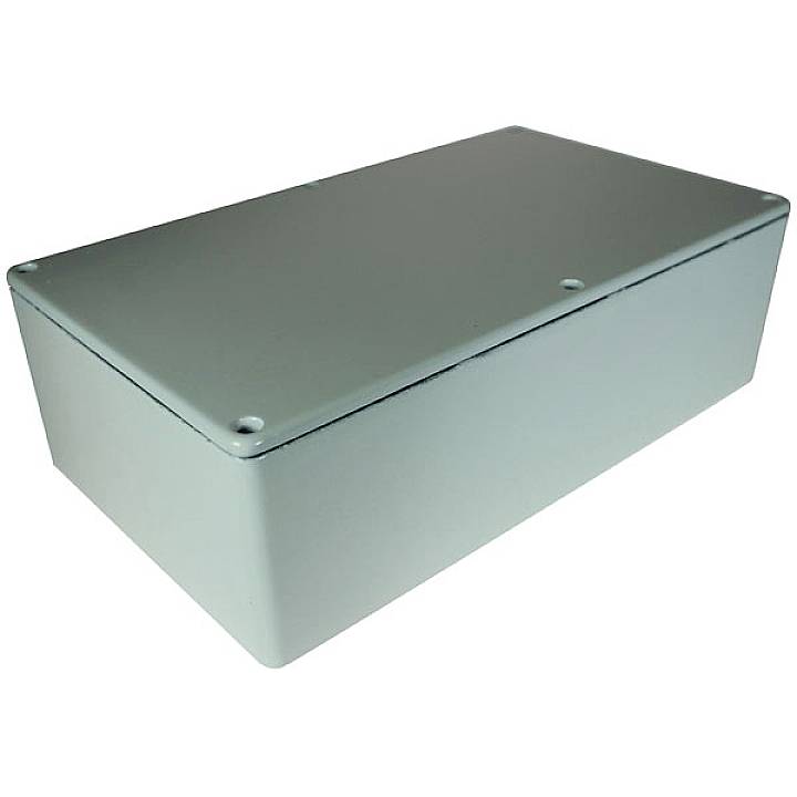 Boîtier métallique de forme rectangulaire, généralement utilisé pour loger des composants électroniques.