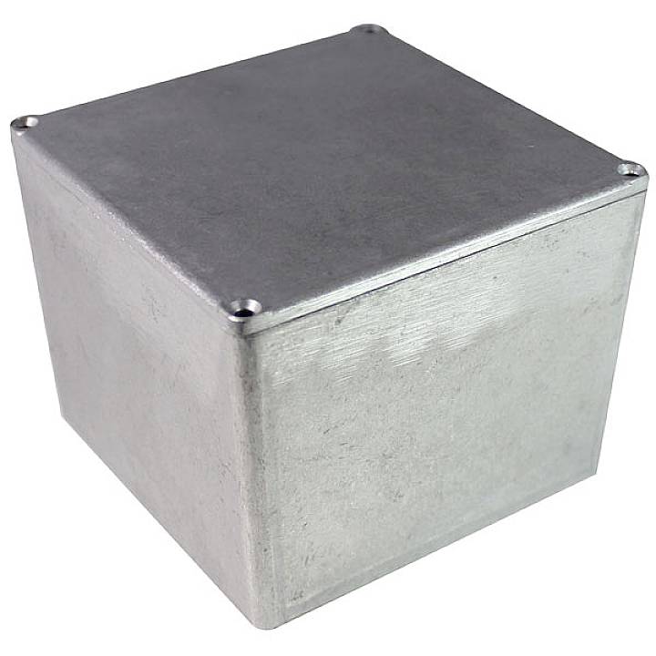 Boîte métallique rectangulaire aux coins arrondis, surface mate grise. Pourrait être utilisée pour l'électronique ou comme boîtier.