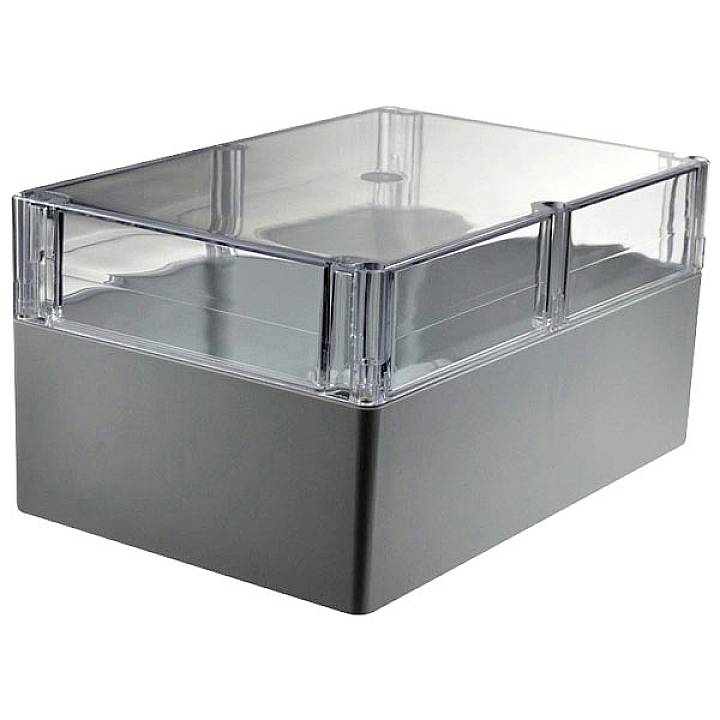 Un boîtier en plastique transparent de forme rectangulaire est posé sur un boîtier métallique gris. Adapté pour la protection électronique.