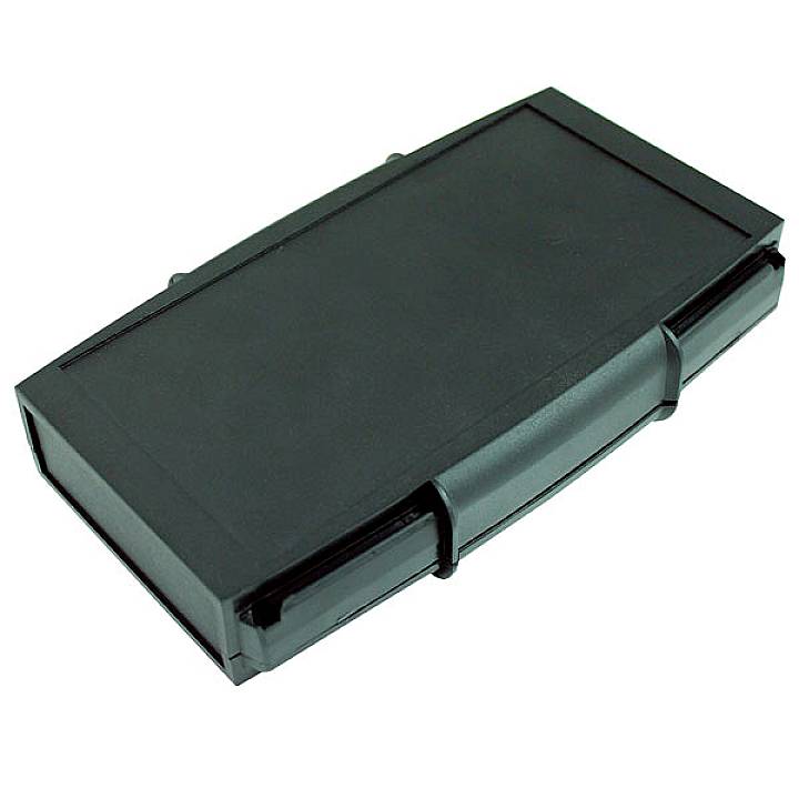 Boîte de rangement en plastique noir de forme rectangulaire avec poignée ; utilisée pour le stockage ou le transport de petits objets.