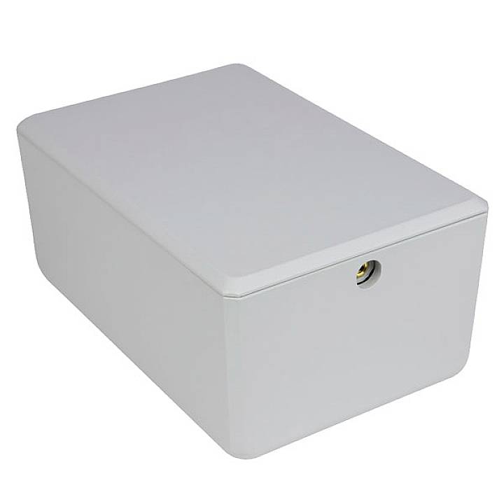 Boîte blanche rectangulaire aux bords arrondis avec une petite ouverture sur le côté.
