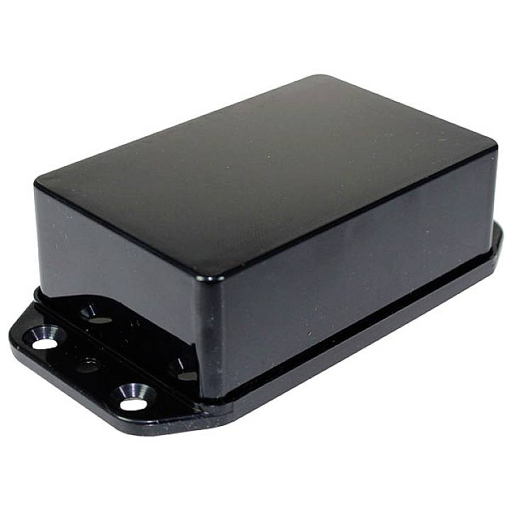 Un objet noir rectangulaire aux coins arrondis, avec des trous de fixation, probablement un boîtier ou un composant technique.