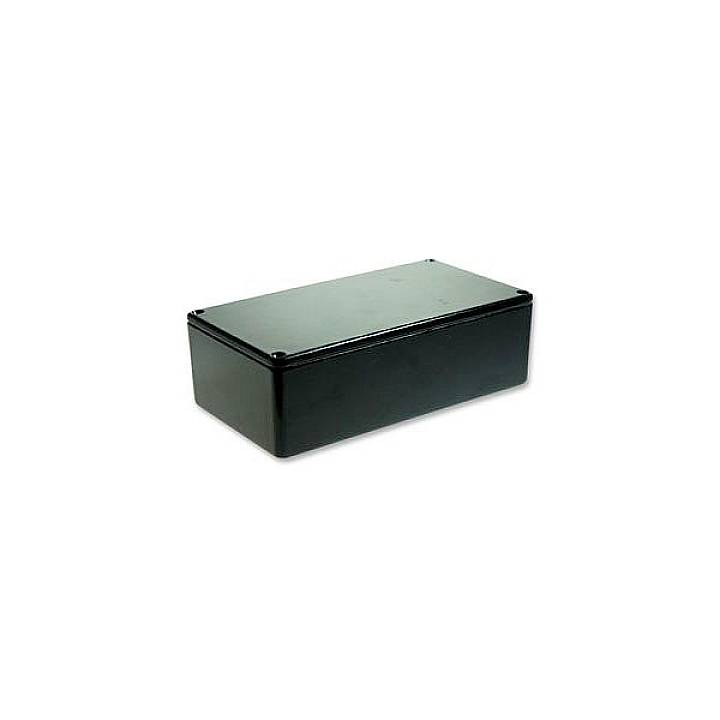 Un boîtier électronique noir rectangulaire en plastique. Il est fermé et présente des surfaces lisses, adapté comme boîtier de protection.