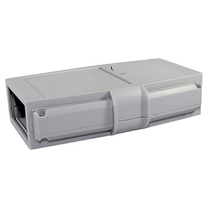 Boîte en plastique grise au design rectangulaire, avec un couvercle fermé et des surfaces lisses, adaptée aux composants électroniques.