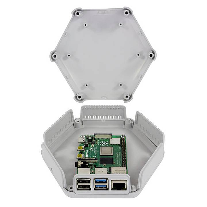 Raspberry Pi in einem geöffneten sechseckigen Gehäuse, zeigt Anschlüsse und Hauptplatine.
