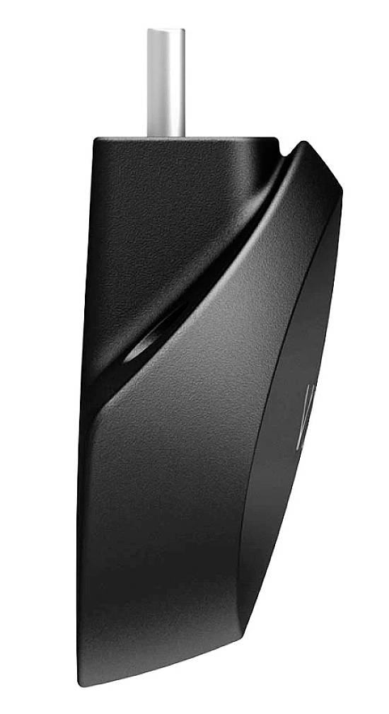 Télécommande noire au design ergonomique, avec un bouton sur le côté et un espace pour les piles en haut.