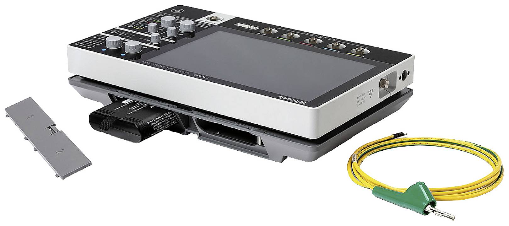 Enregistreur audio avec batterie amovible, plusieurs boutons rotatifs et câbles de connexion. L'appareil est adapté aux enregistrements audio professionnels.