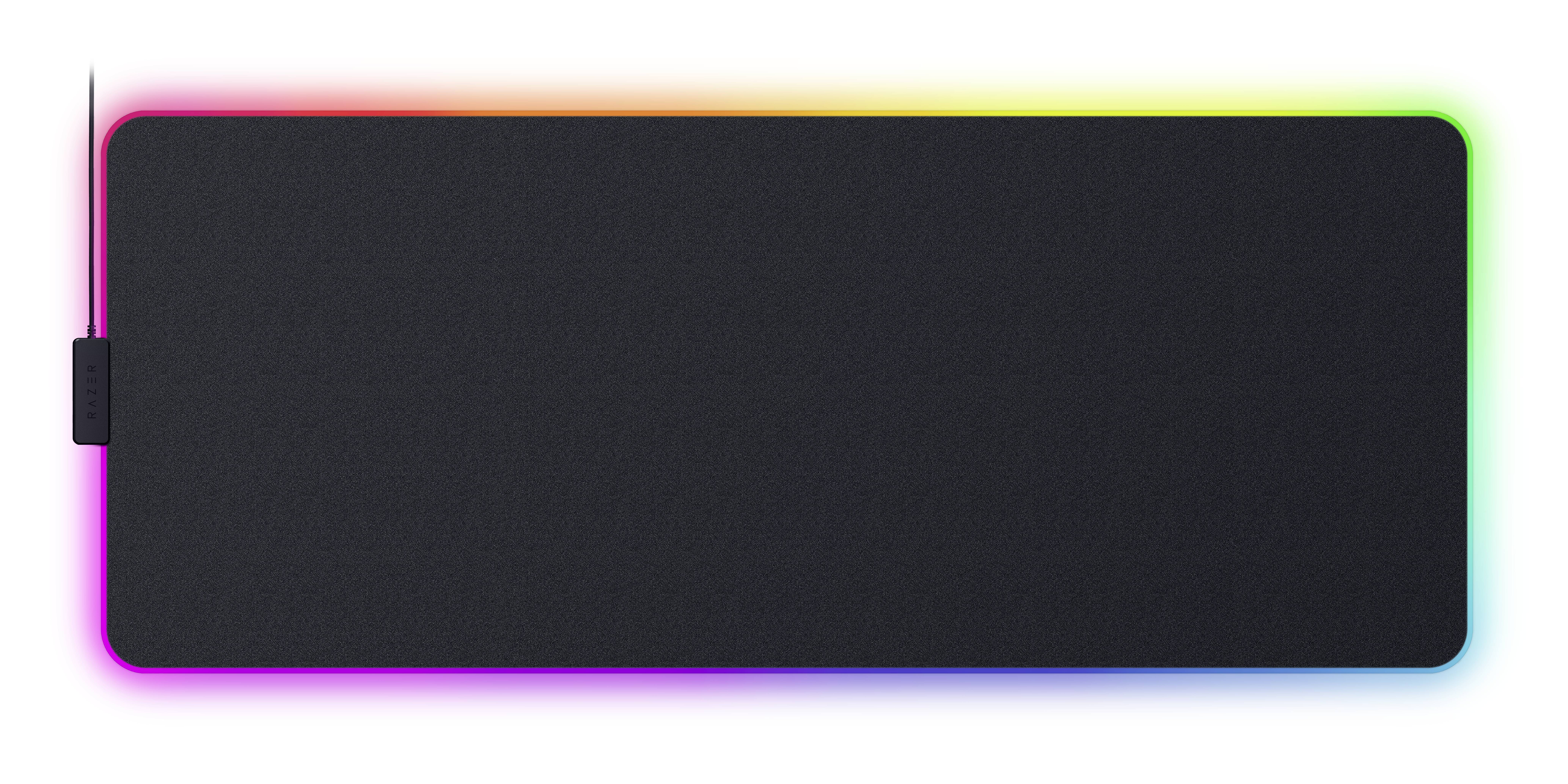 Un tapis de souris rectangulaire noir avec des lumières LED colorées et lumineuses sur les bords.