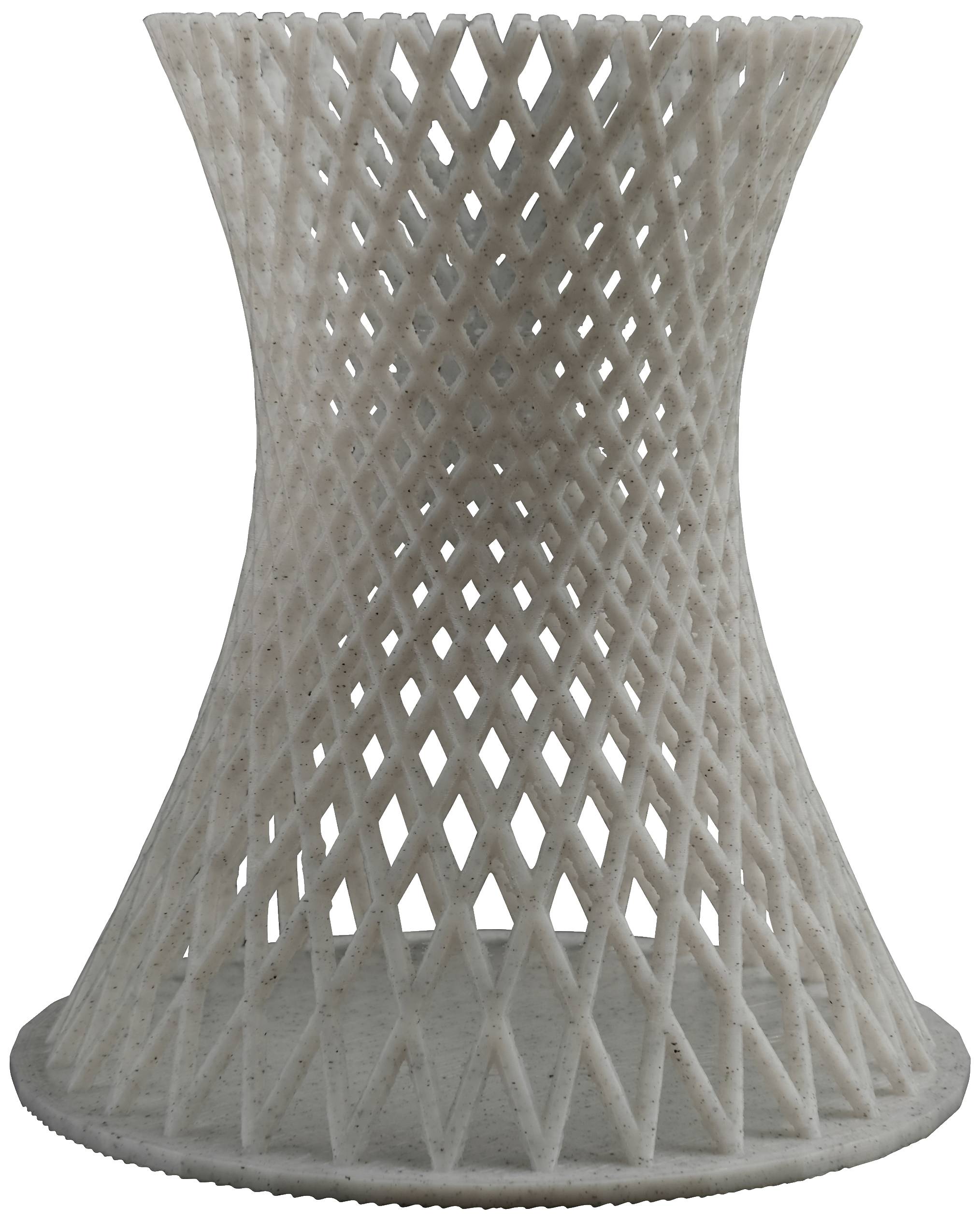 Un objet grillagé sculpté en forme de sablier, réalisé dans un matériau clair de type pierre.