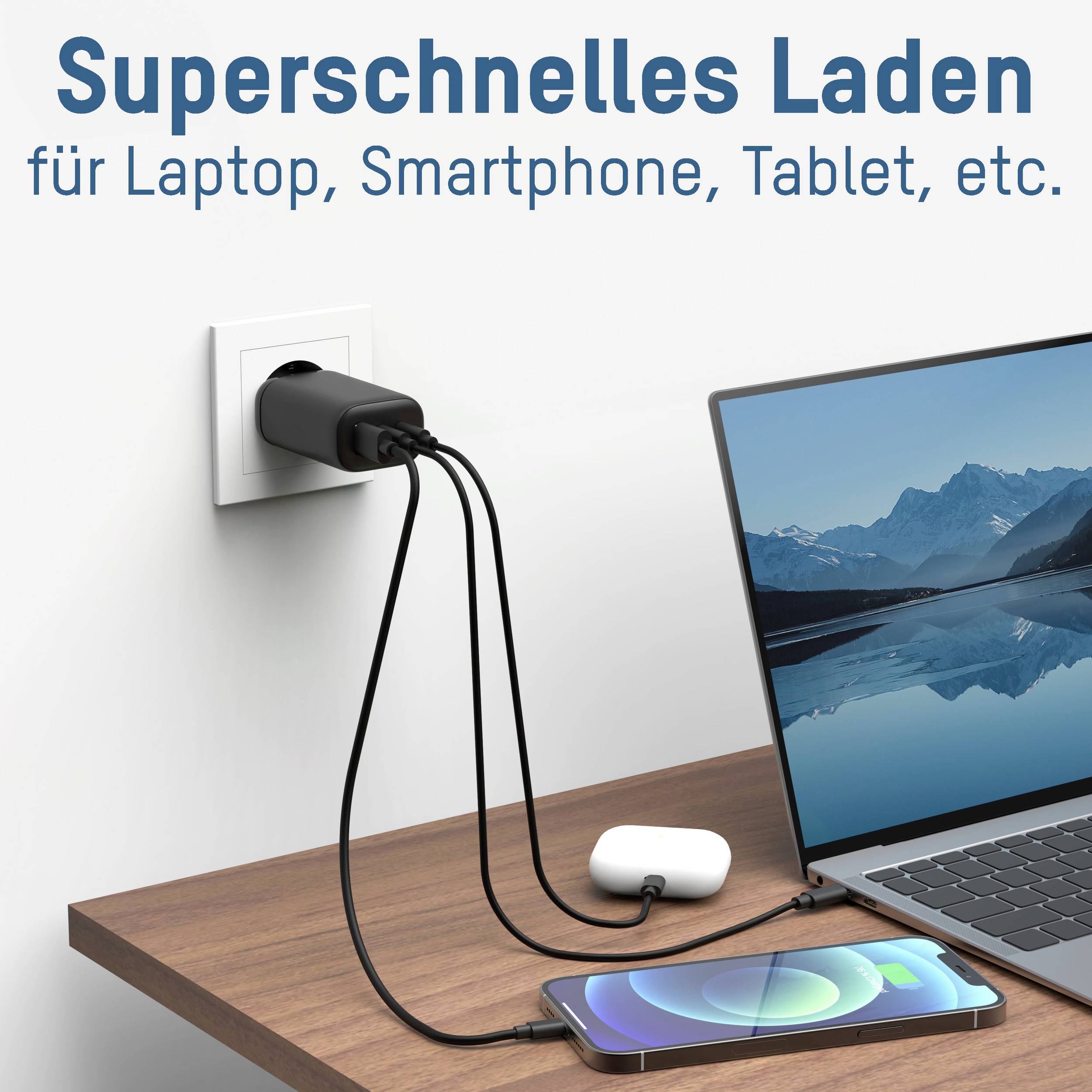 Chargeur ultra-rapide branché à une prise électrique, connecté à un ordinateur portable et à un smartphone sur une table en bois.