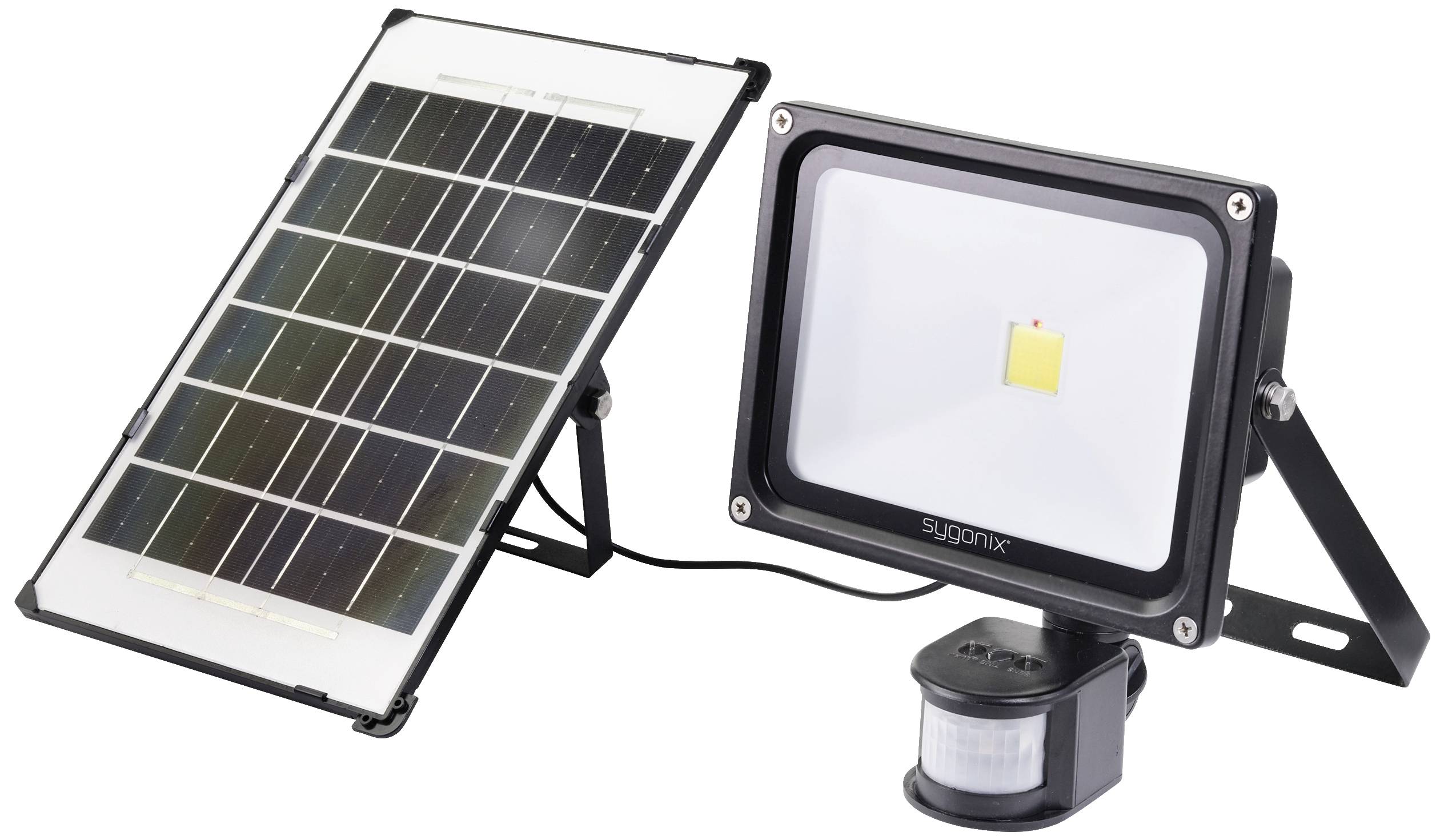 Un panneau solaire charge un luminaire extérieur LED avec détecteur de mouvement. L'installation est autonome et peut être placée librement.