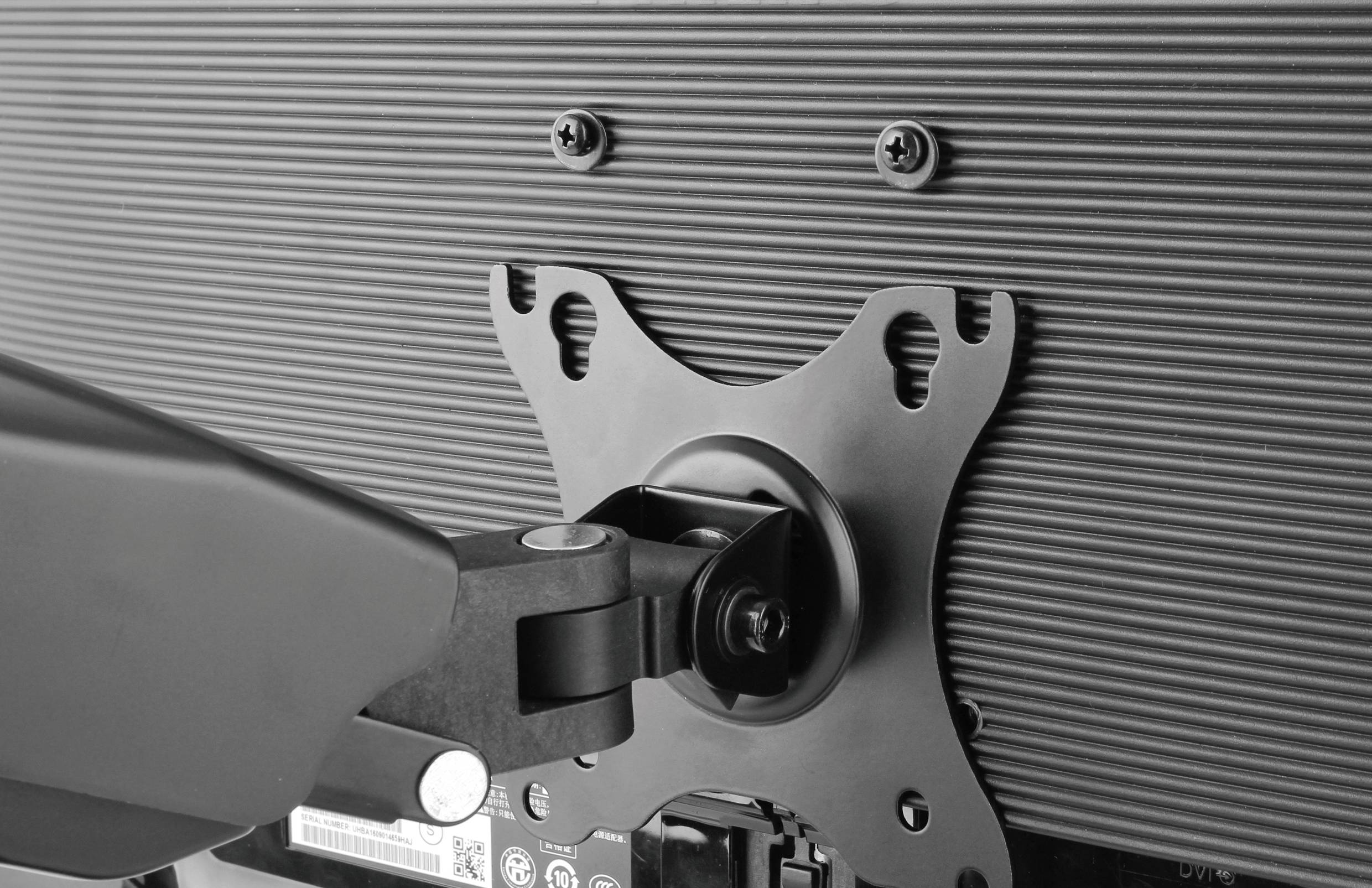 Dos d'un moniteur équipé d'un support VESA sur lequel est fixé un bras articulé.