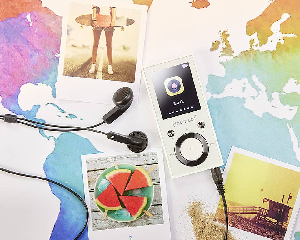 Un lecteur de musique portable et des écouteurs sont posés sur un fond de carte du monde coloré. À côté se trouvent des photos Polaroid avec différents motifs.