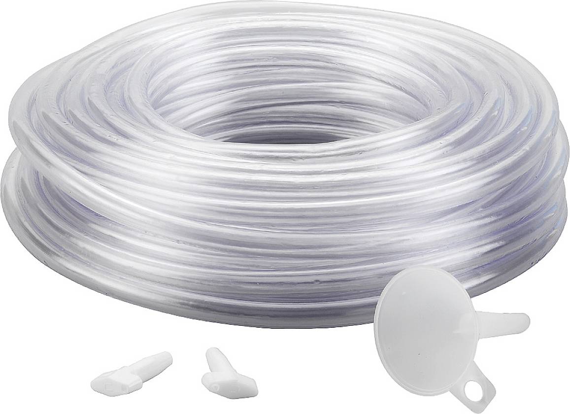 Tube en plastique transparent sous forme de rouleau, muni d'un entonnoir et de deux petits raccords blancs, isolé sur un fond blanc.