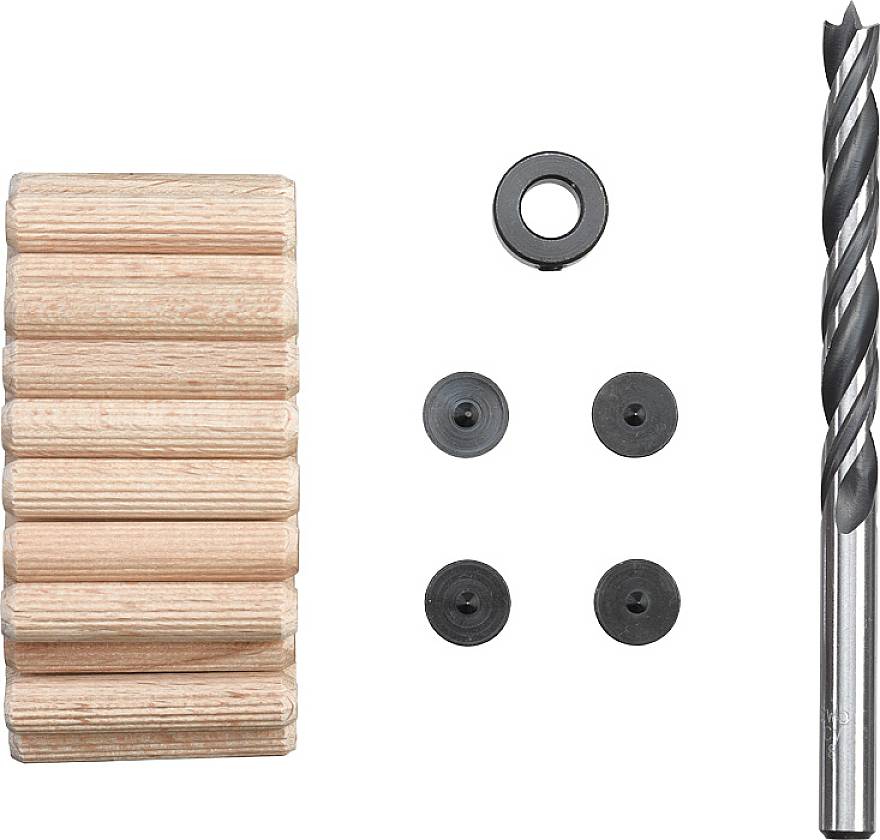Chevilles en bois, vis à bois et une mèche disposés sur un fond blanc.