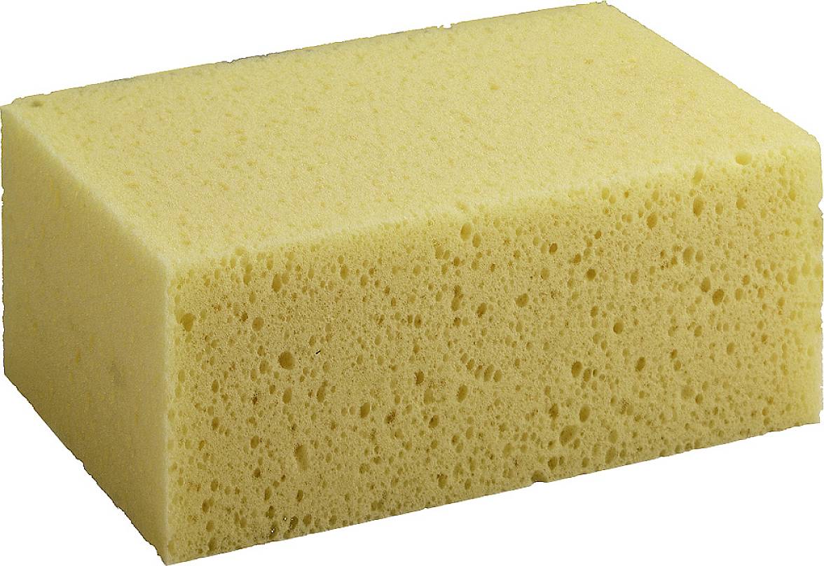 Une éponge jaune rectangulaire à surface poreuse.