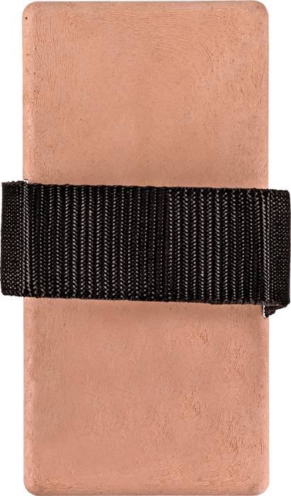 Un bloc rectangulaire en cuivre avec une boucle noire traversante pour la fixation ou la manipulation.