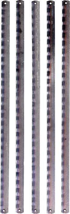 Cinq lames de scie en métal alignées verticalement. Chaque lame possède de petites dents et des trous de perçage à ses extrémités.